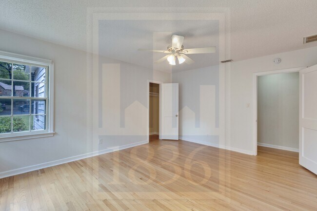 Building Photo - 2205 Sharon Ln