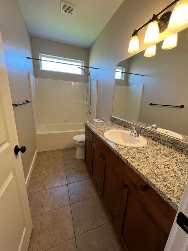 Building Photo - Modern 3 Bedroom Home