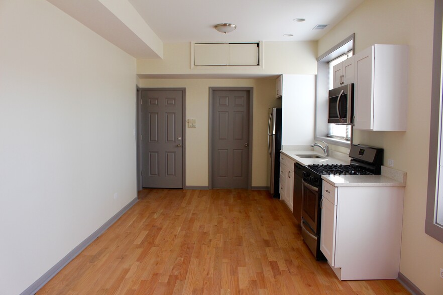 Building Photo - 708 S Laflin St