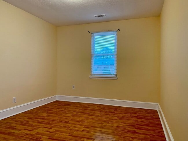 Building Photo - Charming 3 Bedroom/1.5 Bathroom Townhome in Parkville, MD!