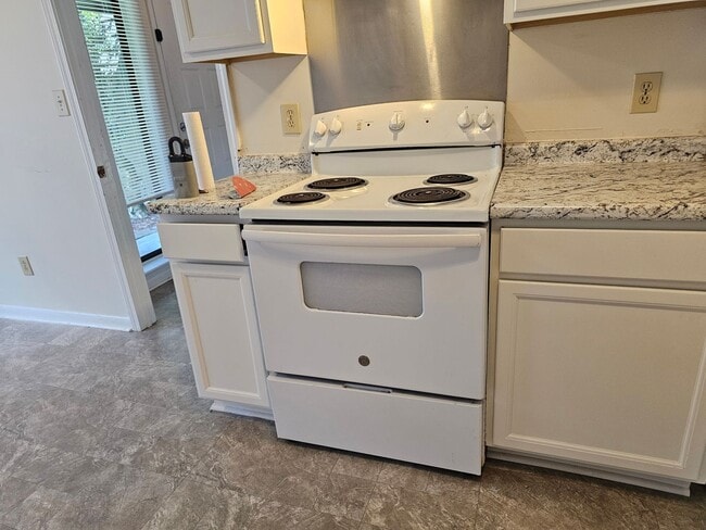 Building Photo - MOVE-IN READY