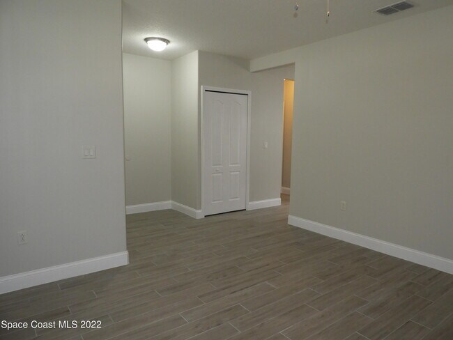 Building Photo - 583 Hollow Glen Dr