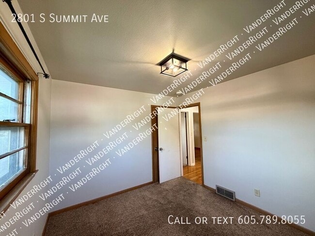Building Photo - 2801 S Summit Ave