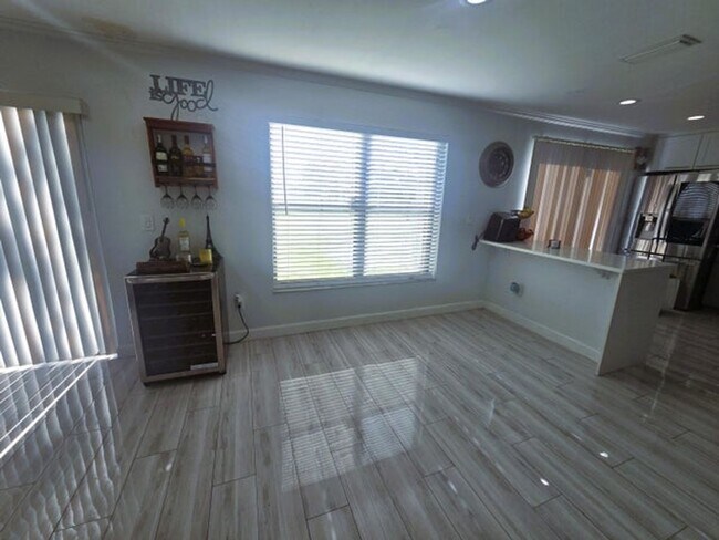 Building Photo - 5885 Northpointe Ln