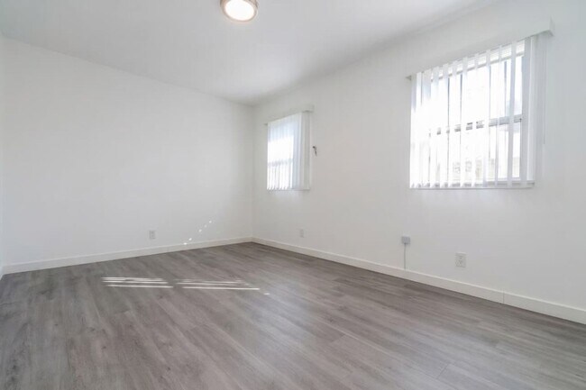 Building Photo - 1127 W 111th St