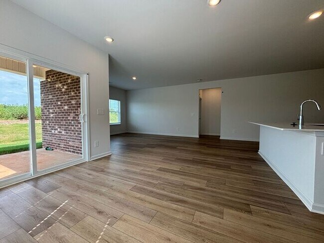 Building Photo - MOVE IN SPECIAL