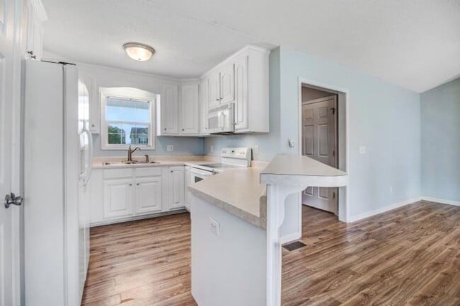 Building Photo - WONDERFUL 3 BR, 2 BA w/ attached garage *D...