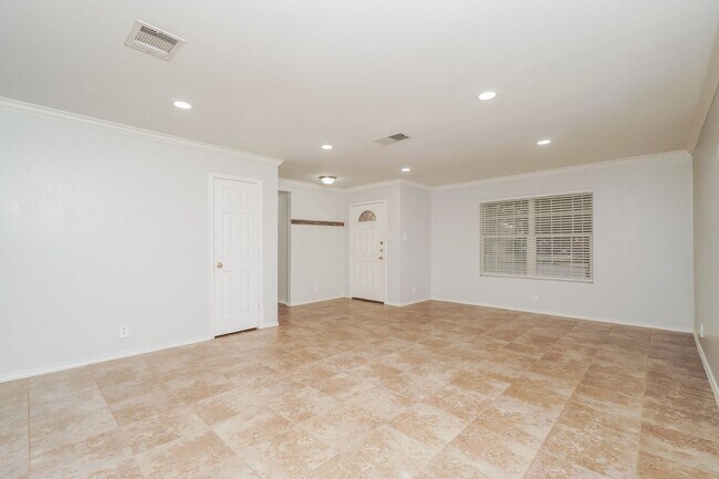 Building Photo - Large 5 Bedroom! $250 off the first full m...