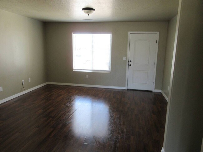 Building Photo - 3 Bedroom, 2.5 Bathroom Twin Home in Gemin...