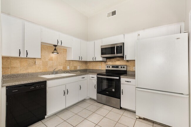 Building Photo - 10438 High Hollows Dr