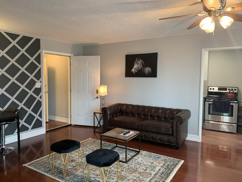 Primary Photo - 300 W Peachtree St NW