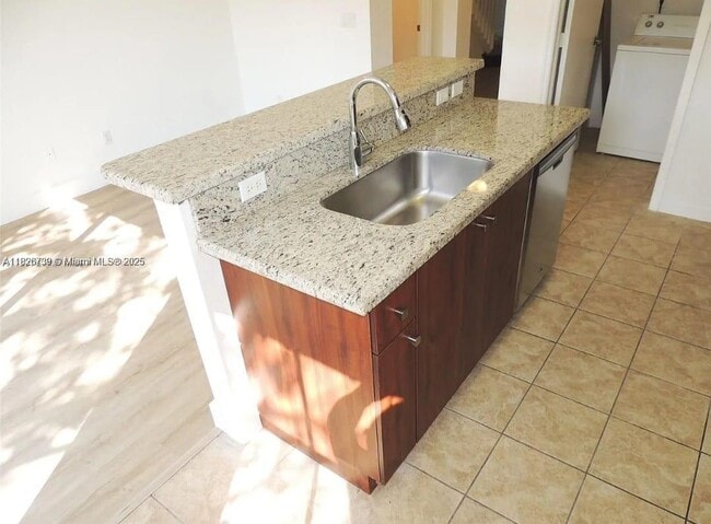 Building Photo - 4931 N Harbor Isles Dr