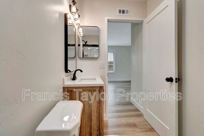 Building Photo - 568 Larchwood Dr