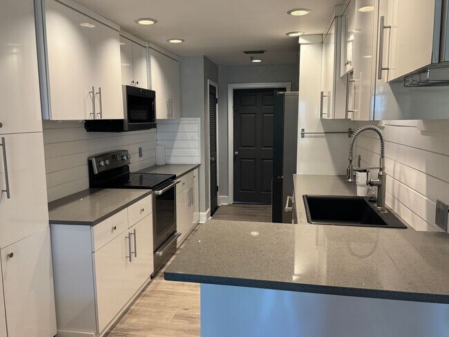 Building Photo - Large Executive Gated Carrollwood Townhome