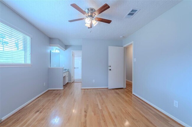 Building Photo - 16227 Southampton Dr