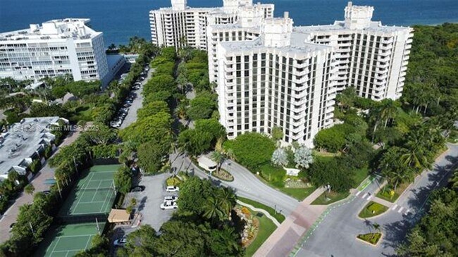 Building Photo - 1121 Crandon Blvd