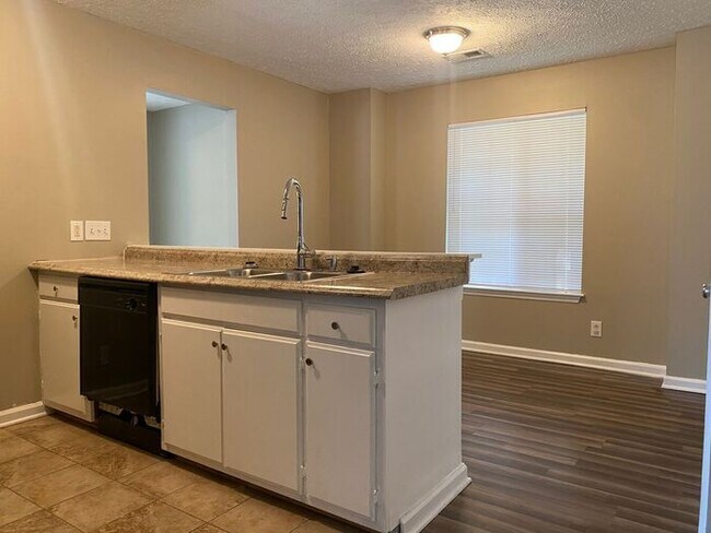 Building Photo - Beautiful Renovated House in North Nashville - Fenced in Yard!