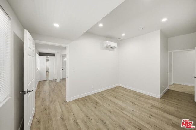 Building Photo - 2910 S Budlong Ave