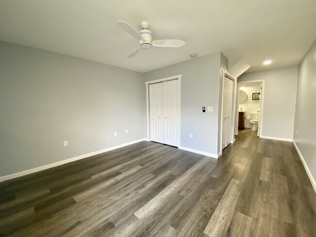 Building Photo - Modern & Completely Renovated Condo in the...