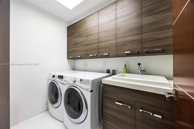 Building Photo - 300 Royal Plaza Dr