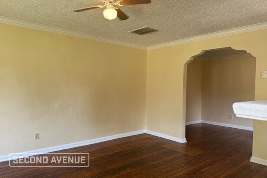 Building Photo - 2374 Larose Ave
