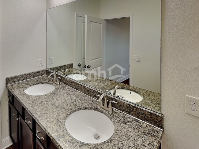 Building Photo - 1324 Celery Ave