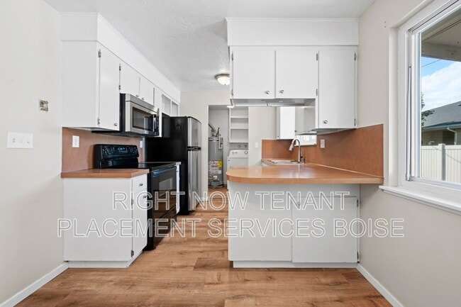 Building Photo - 306 W Maple Ave