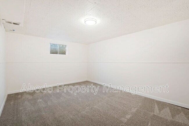 Building Photo - 328 N Roosevelt Ave