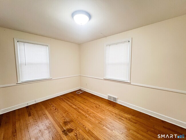 Building Photo - 458 Meadowside Rd