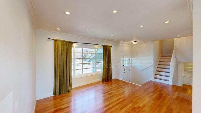 Building Photo - Large Spacious Home with a Pool!