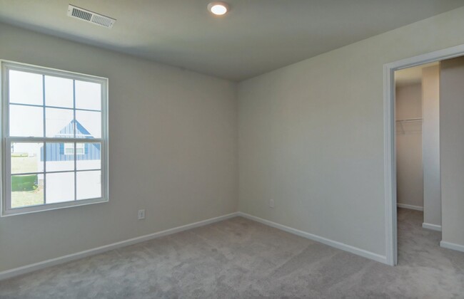 Building Photo - Nice Big House in Denver, Move-In Ready 4B...