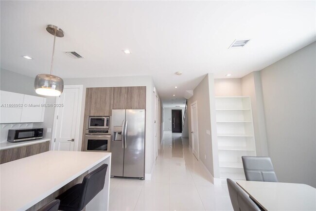 Building Photo - 3653 SW 26th St