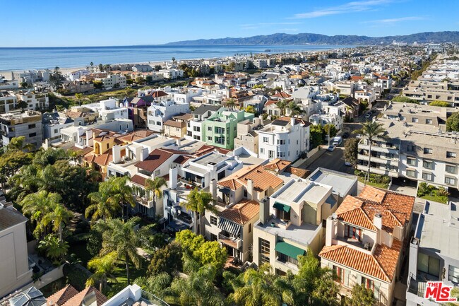 Building Photo - 143 Union Jack Mall