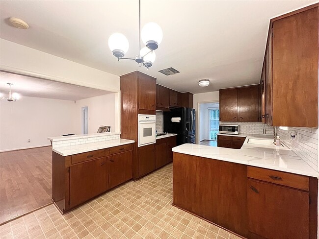 Building Photo - 5546 Beechnut St