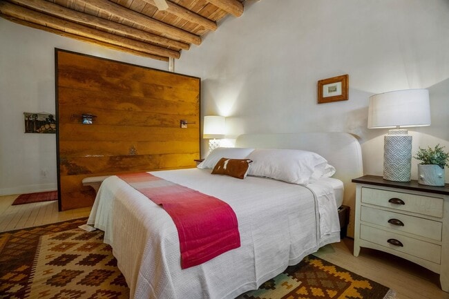 Building Photo - 573 W San Francisco St