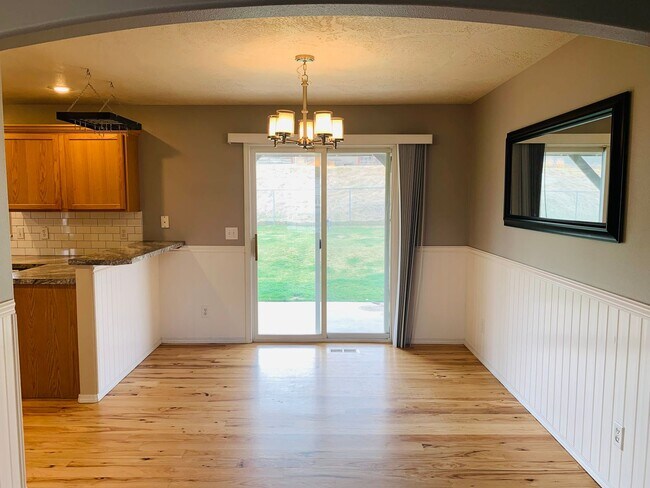 Building Photo - Beautiful Home with Separate Office/Bonus ...