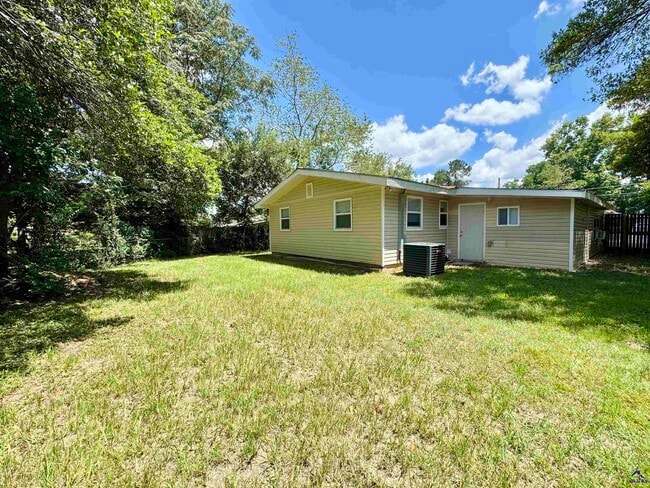 Building Photo - 102 Varee Dr