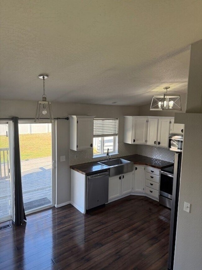 Building Photo - WELCOME TO YOUR NEW HOME! Large fenced yard. minutes from the Spokane River and Centennial Trail!...