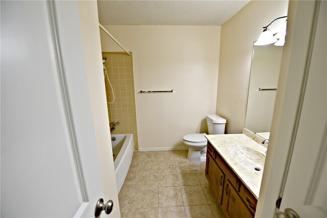 Building Photo - 4604 Pelham Dr
