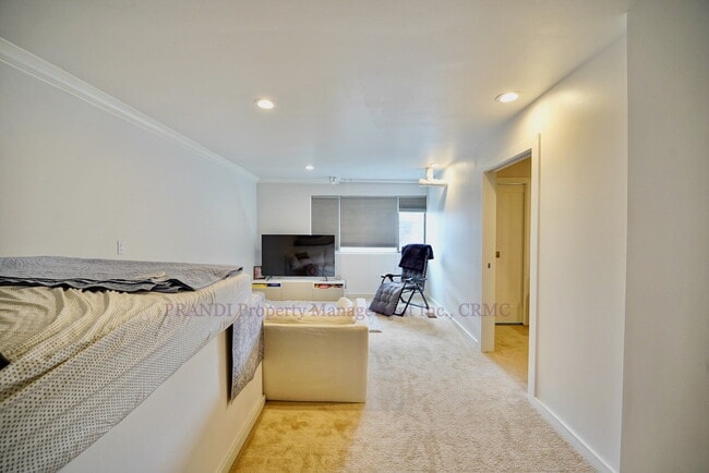 Building Photo - Amazing Unit in Water Front Strawberry Home