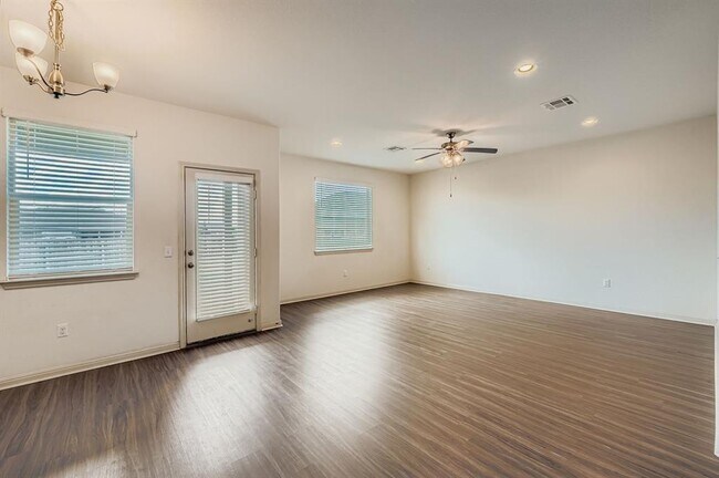 Building Photo - 16605 Aventura Ave
