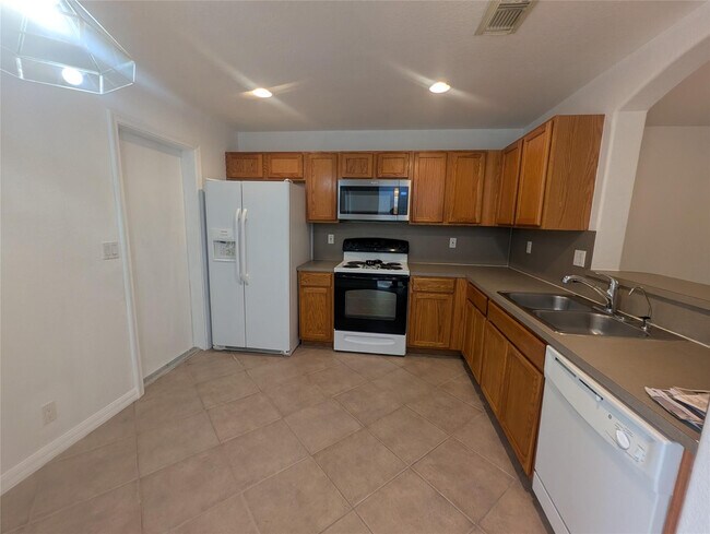 Building Photo - 4759 Pinemore Ln