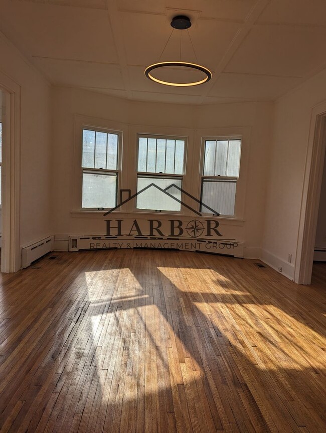 Building Photo - Renovated 3 Bedroom Single Family Home!