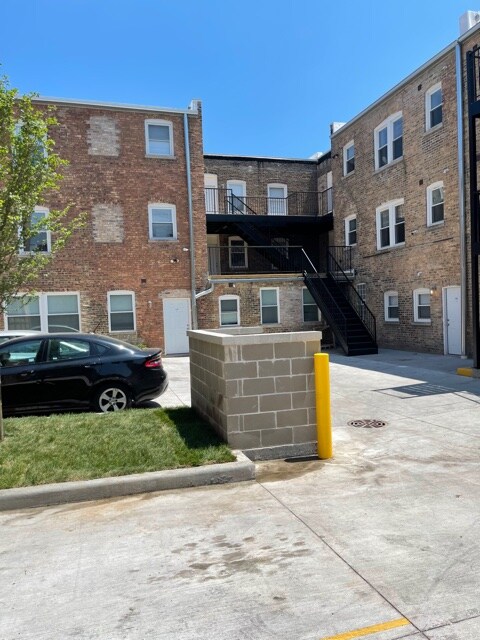 Building Photo - 5200 W Parker Ave