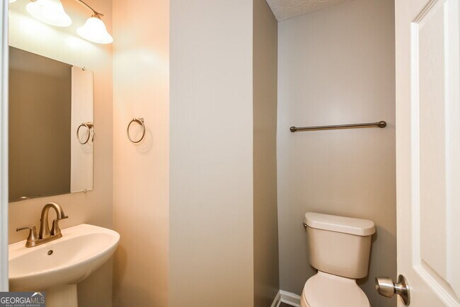 Building Photo - 593 Arrowhead Dr