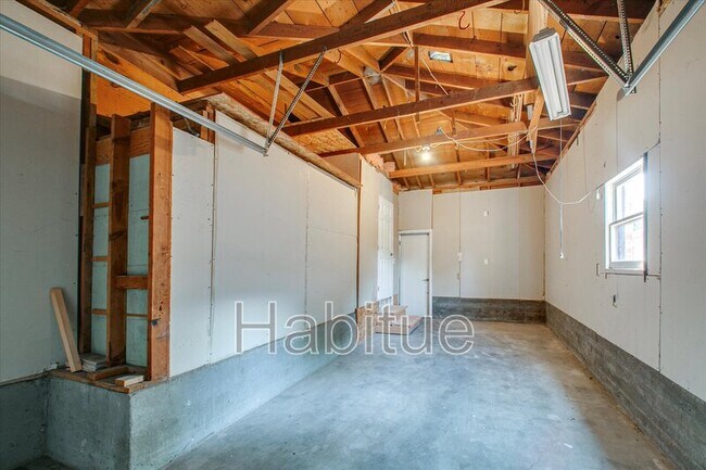 Building Photo - 414 S Pond St
