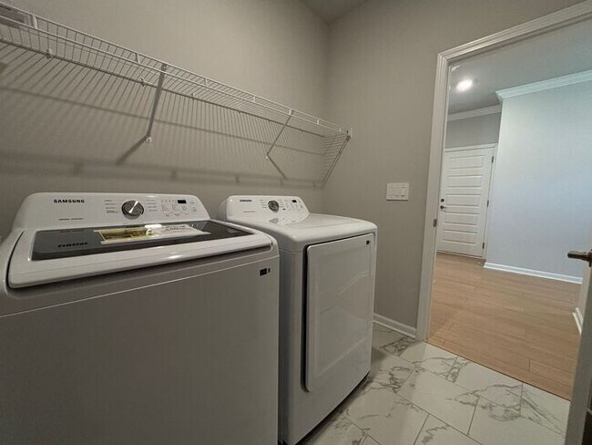 Building Photo - Look and lease in Athens