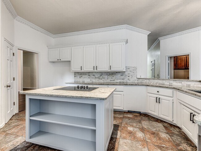 Building Photo - Spacious Home + East Edmond + 4 bedrooms