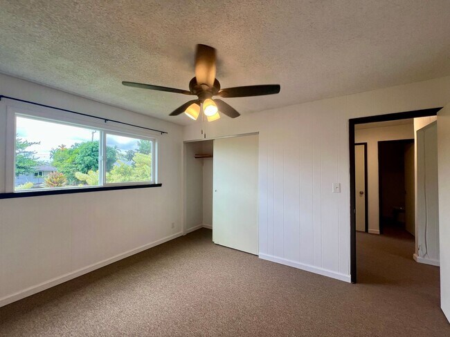 Building Photo - 485 Waianuenue Ave