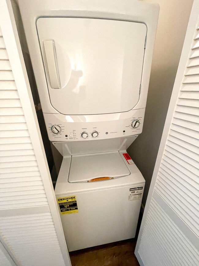 Building Photo - 6736 N Glenwood Ave